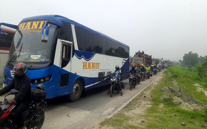 যমুনা সেতুতে ১৩ কিলোমিটার এলাকাজুড়ে ধীরগতি, দুর্ভোগে যাত্রীরা